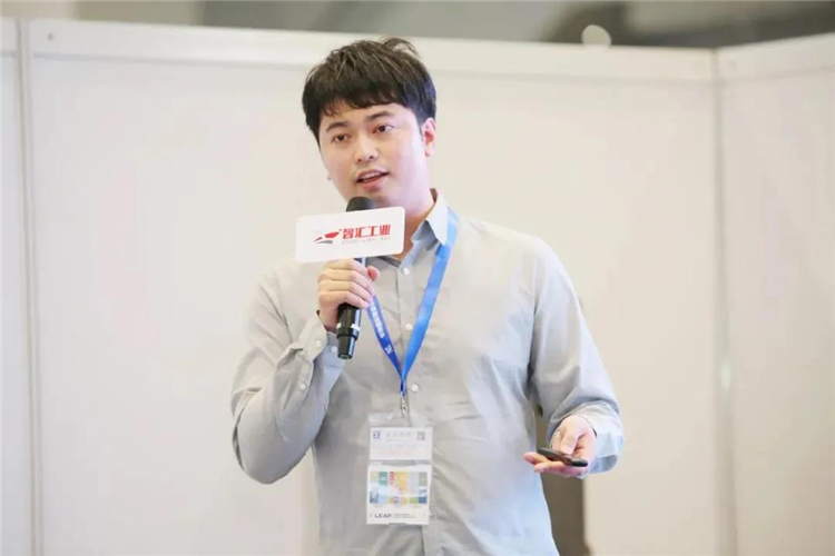 w66國(guó)際·利來(lái)技術(shù)代表發(fā)表演講.jpg